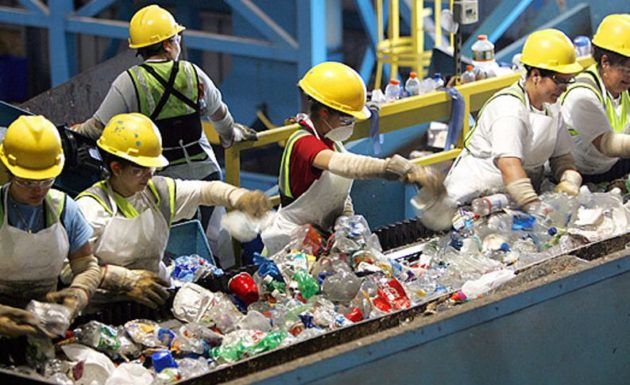 Процесс переработки пластиковых бутылок