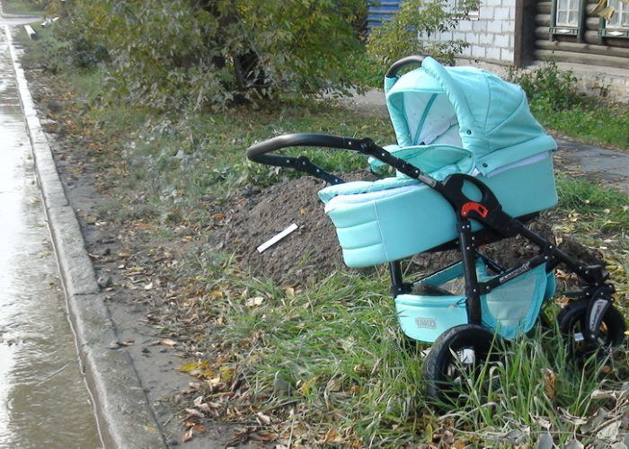 Детские коляски на мусорке